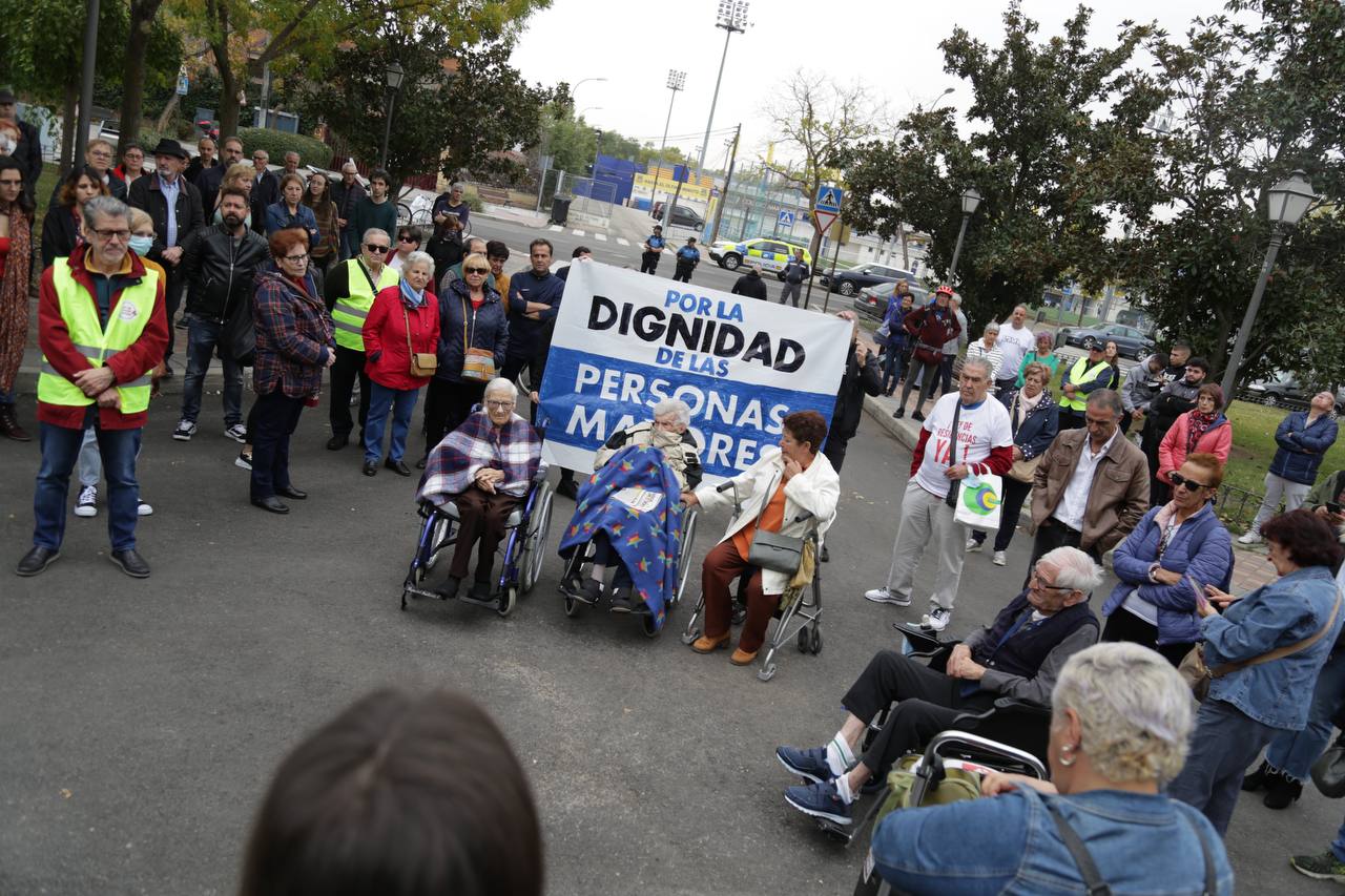 Concentración a las puertas de la Residencia de Mayores de Alcorcón