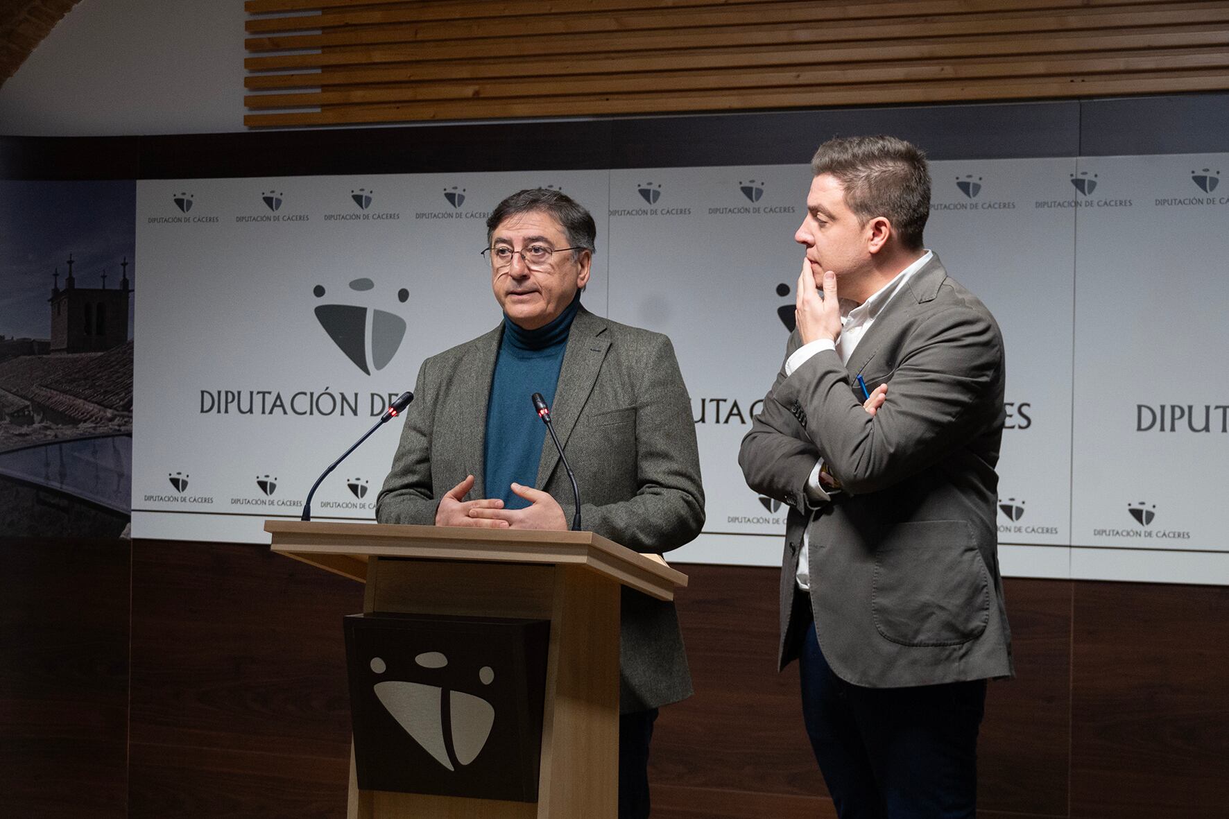Javier Lemus, jefe de servicio del Departamento de Formación de la Diputación de Cáceres junto a Javier Prieto, diputado de Formación.