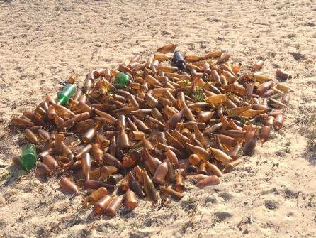 Alguien se molestó en arrojar en medio del desierto casi 400 botellas de vidrio en un lugar casi inaccesible