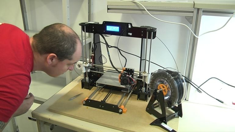 Una impresora 3D en pleno funcionamiento