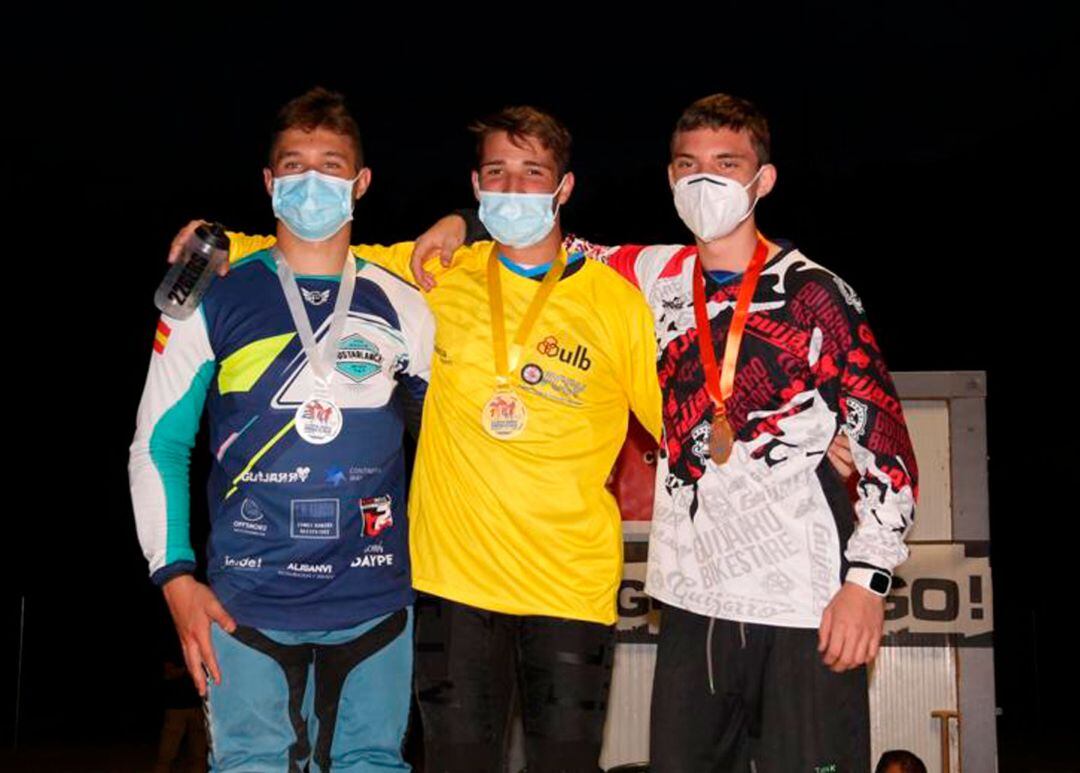 Carlos Galera, en el centro de la imagen, junto a sus compañeros de podio