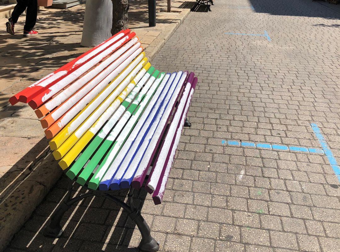 Uns desconeguts han malmès amb pintura blanca el banc en recordatori de la lluita per la igualtat real del col·lectiu LGTBIQ+
