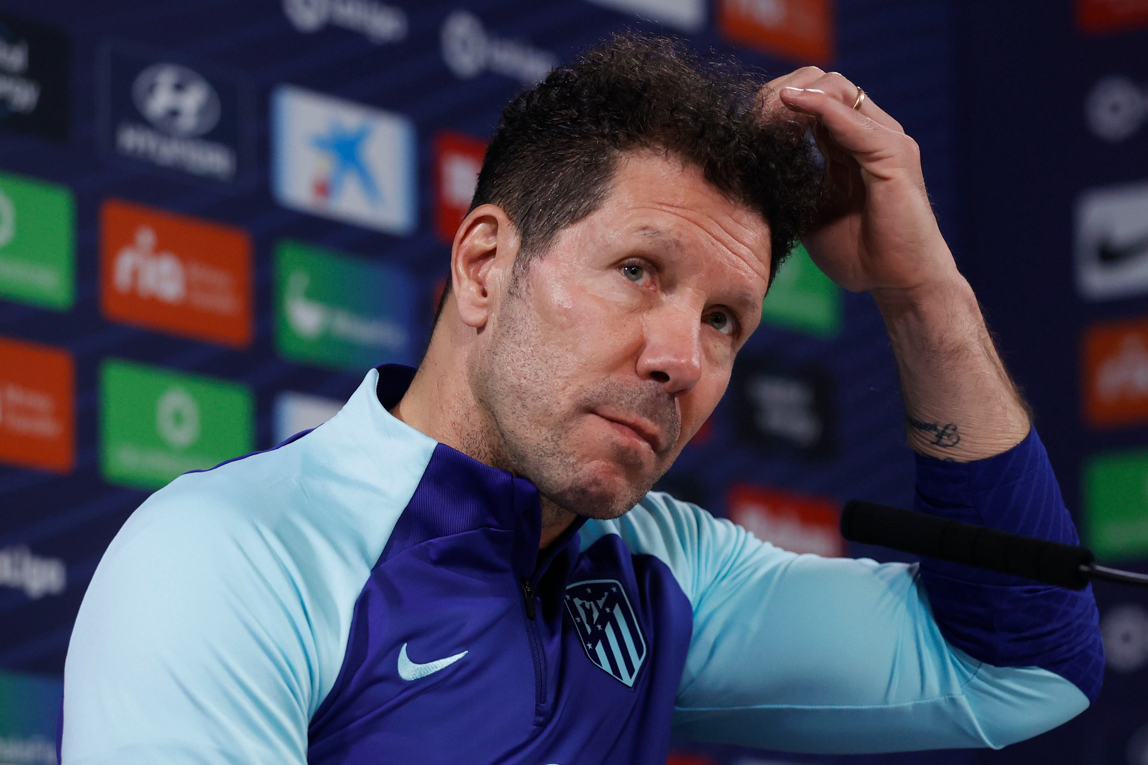 MAJADAHONDA (MADRID), 28/12/2022.- El entrenador argentino del Atlético de Madrid Diego Pablo Simeone durante la rueda de prensa tras el entrenamiento del equipo en la ciudad deportiva del club en Majadahonda, Madrid, este miércoles. EFE/ Juan Carlos Hidalgo
