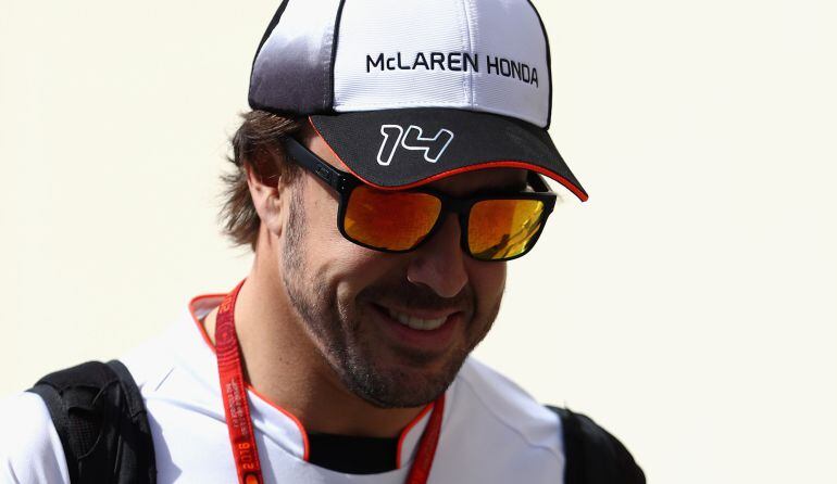 Fernando Alonso, sonriente mientras camina por el circuito Yas Marina de Abu Dhabi