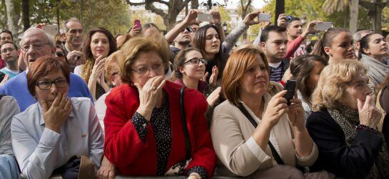 Muchos sevillanos se despiden de la duquesa.