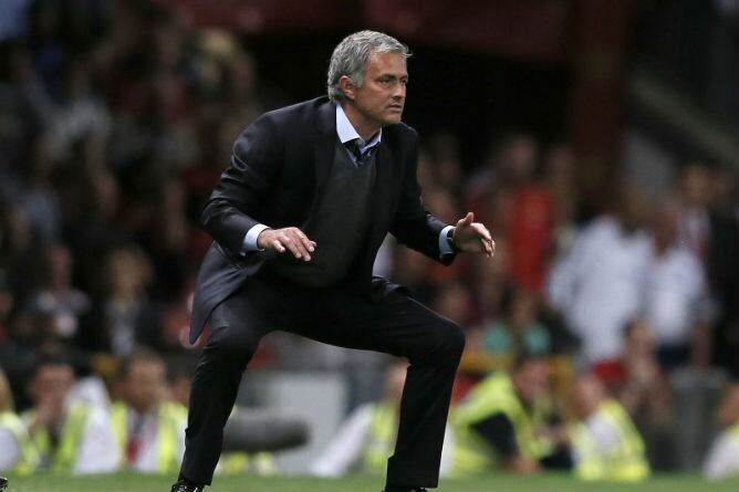 Mourinho, con gesto serio en Old Trafford