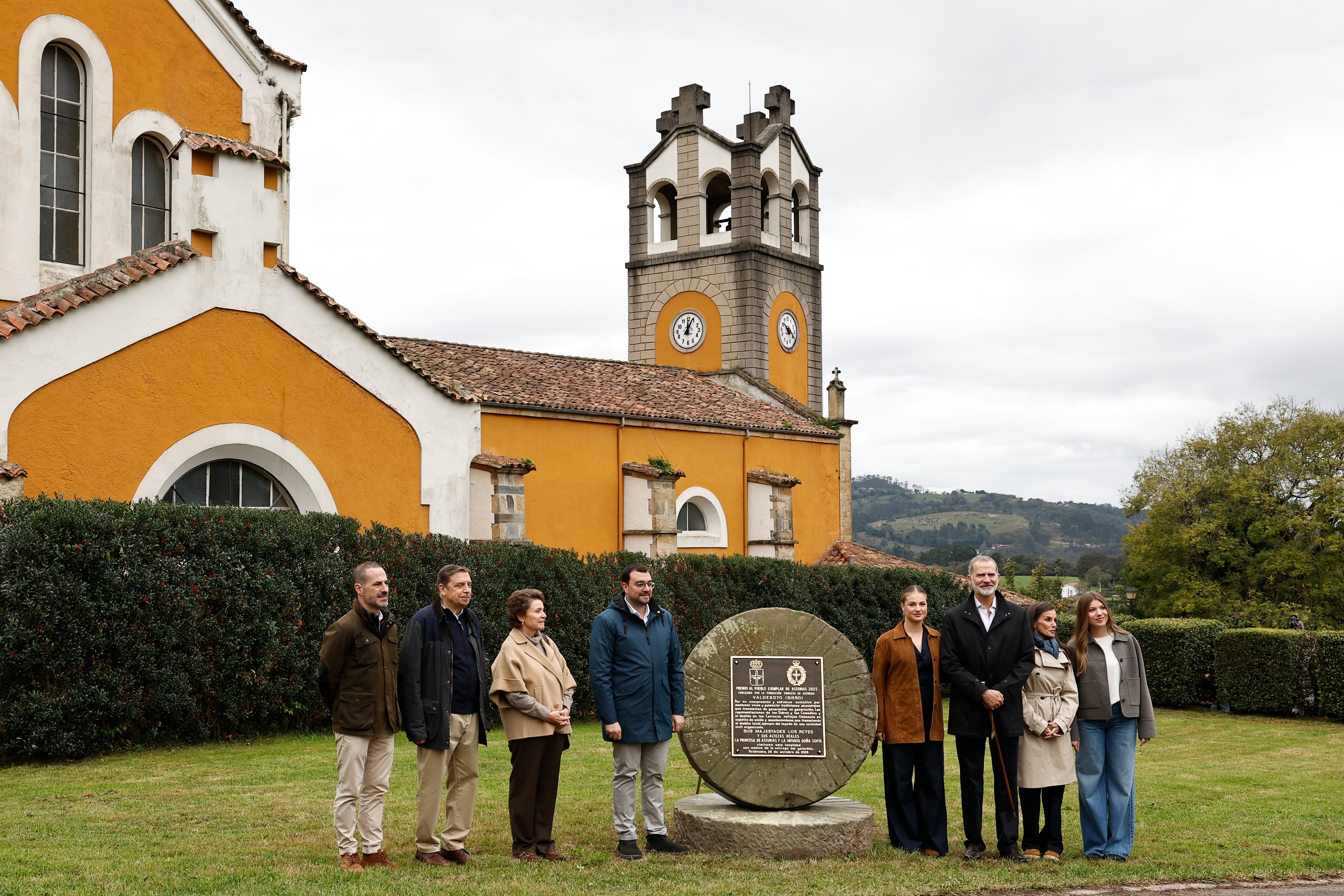  Los reyes, la princesa de Asturias y la infanta Sofía posan frente a la capilla de San Juan Evangelista durante su visita a Valdesoto