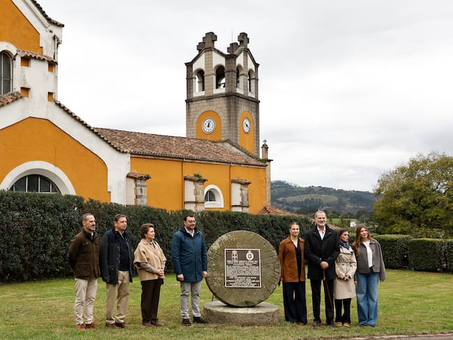 Los reyes, la princesa de Asturias y la infanta Sofía posan frente a la capilla de San Juan Evangelista durante su visita a Valdesoto