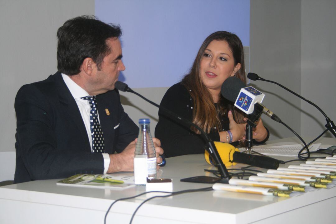 Miguel Moreno, alcalde de Porcuna junto a Raquel Morales, delegada de turismo