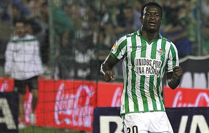 El jugador del Betis celebra su tanto al Villarreal en el Villamarín.