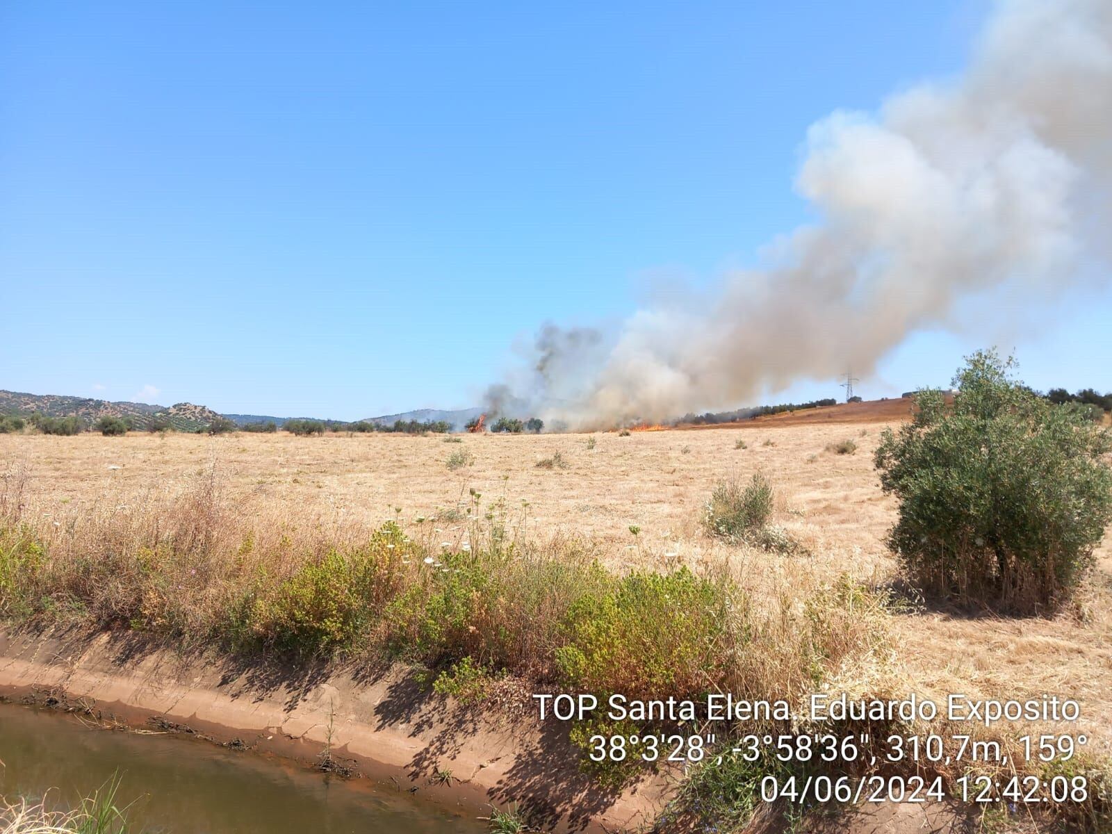 El Infoca interviene en un incendio agrícola en el paraje La Parrilla de Andújar