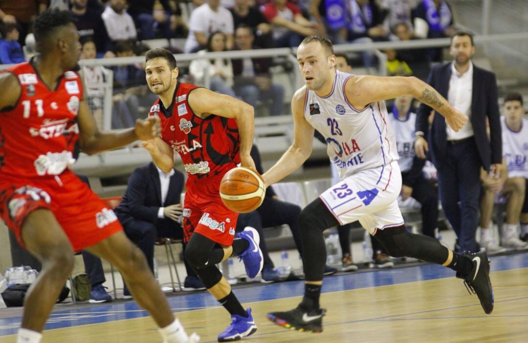 Devin Schmidt, ante Cantabria Estela, en el Pedro Ferrándiz