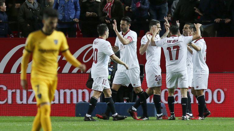 Los jugadores de Sevilla celebran un gol con Juankar de espaldas