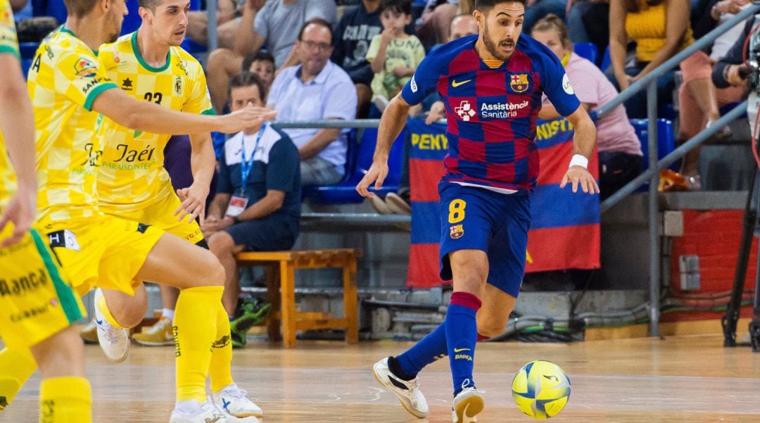 Adolfo, del Barça Futbol Sala, conduce el balón ante los defensas del conjunto amarillo.
