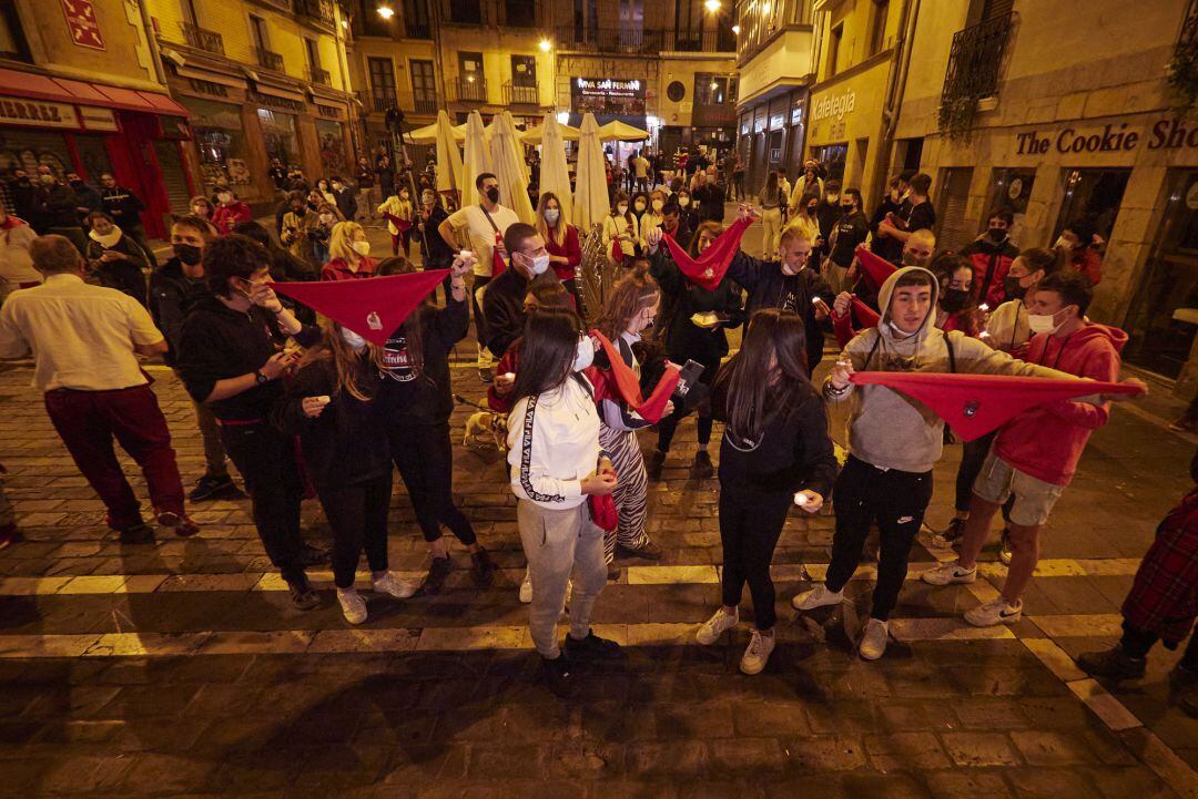 Varias personas se concentran en la Plaza del Ayuntamiento de Pamplona, donde tradicionalmente se entona el &#039;Pobre de mí&#039; para despedirse de los sanfermines, a pesar de no haberse celebrado.