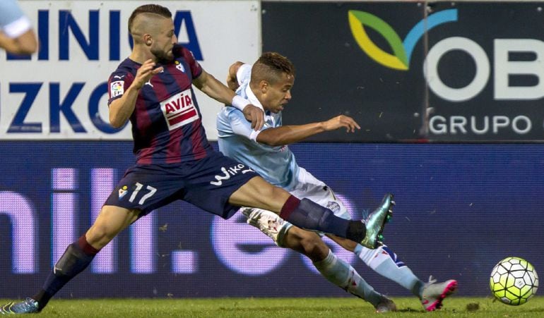 GRA591. EIBAR (GIPUZKOA), 26/09/2015.- El lateral del Eibar Juncá (i) defiende la internada del belga Bongonda, del Celta de Vigo, durante el partido de Liga en Primera División que están disputando esta noche en el estadio de Ipurúa, en Eibar. EFE/Iñaki Andrés