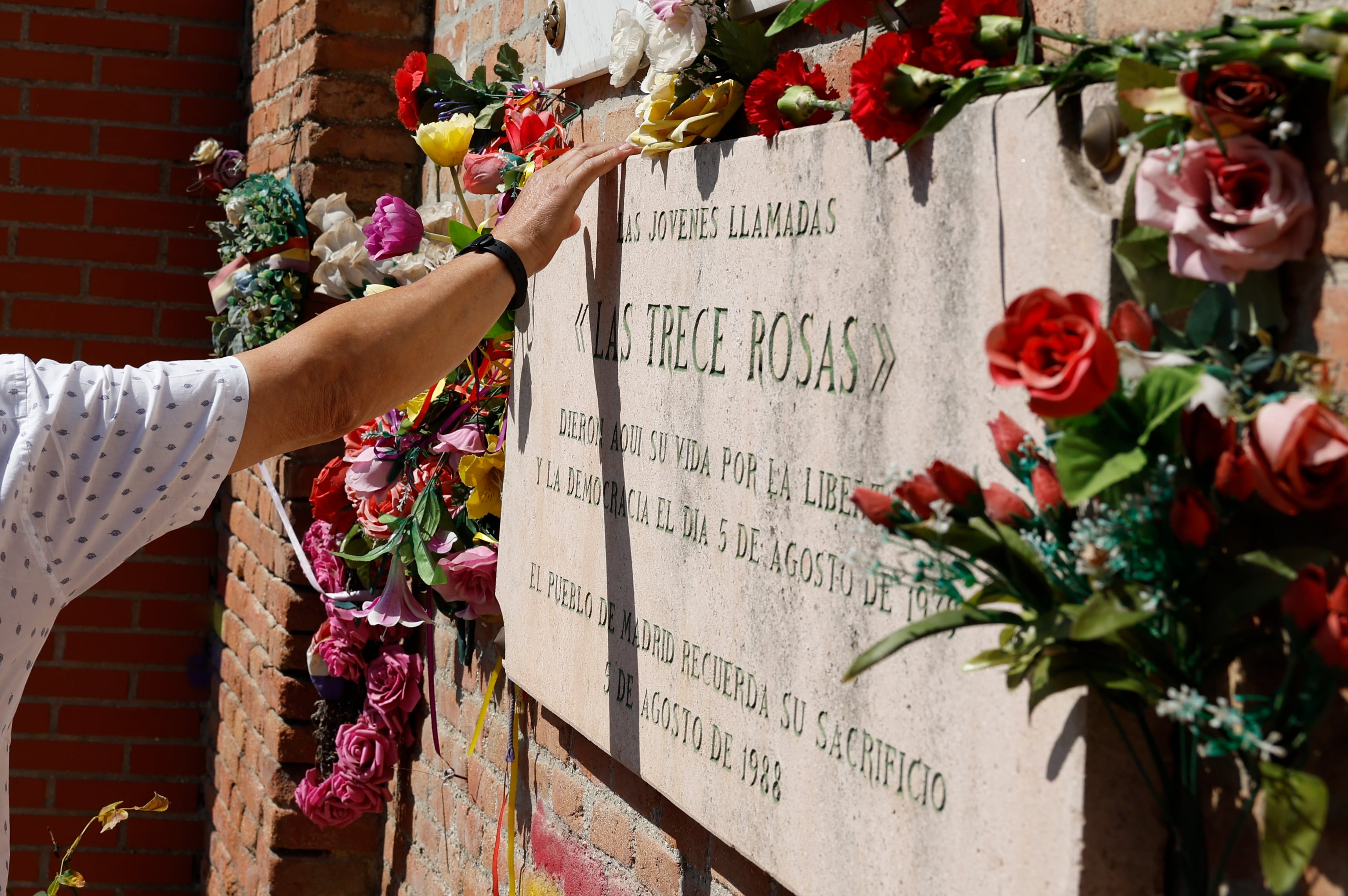 MADRID, 05/08/2024.- Homenaje a las Trece Rosas en el 85 aniversario de su muerte, este lunes en el cementerio del Este en Madrid. El Partido Comunista de España y colectivos por la memoria democrática conmemoran este lunes en varios puntos de España el legado de las 13 Rosas y los 43 Claveles. EFE/ J. J. Guillén
