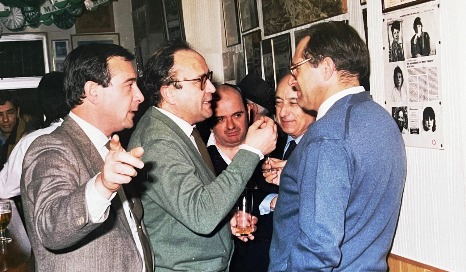 Carlos Vergara, Alberto Pérez de Vargas, Juan Guerrero, José María Lucena y Sergio González en una erizada en el Mesón de Algeciras en Madrid.