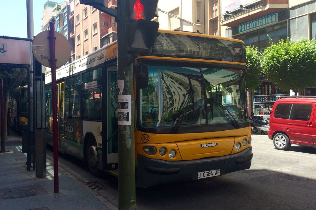 Autobús de la empresa Castillo en las calles de Jaén.
