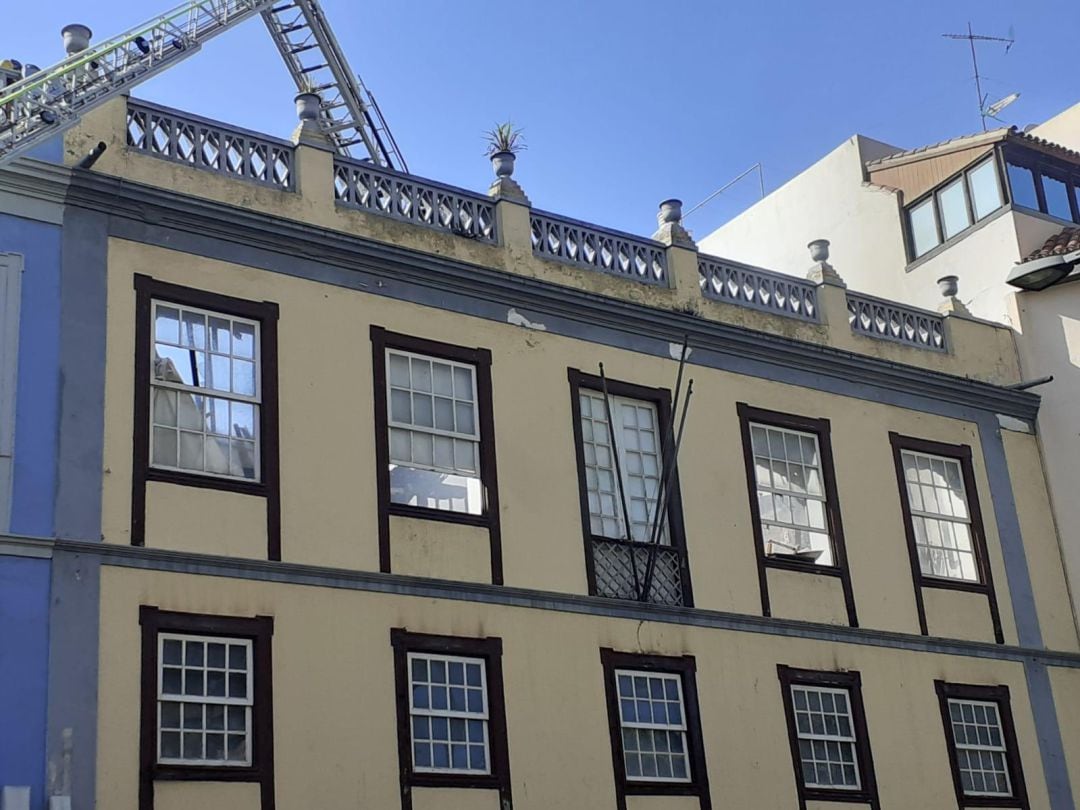 La techumbre del edificio colpasó debido a las llamas. 