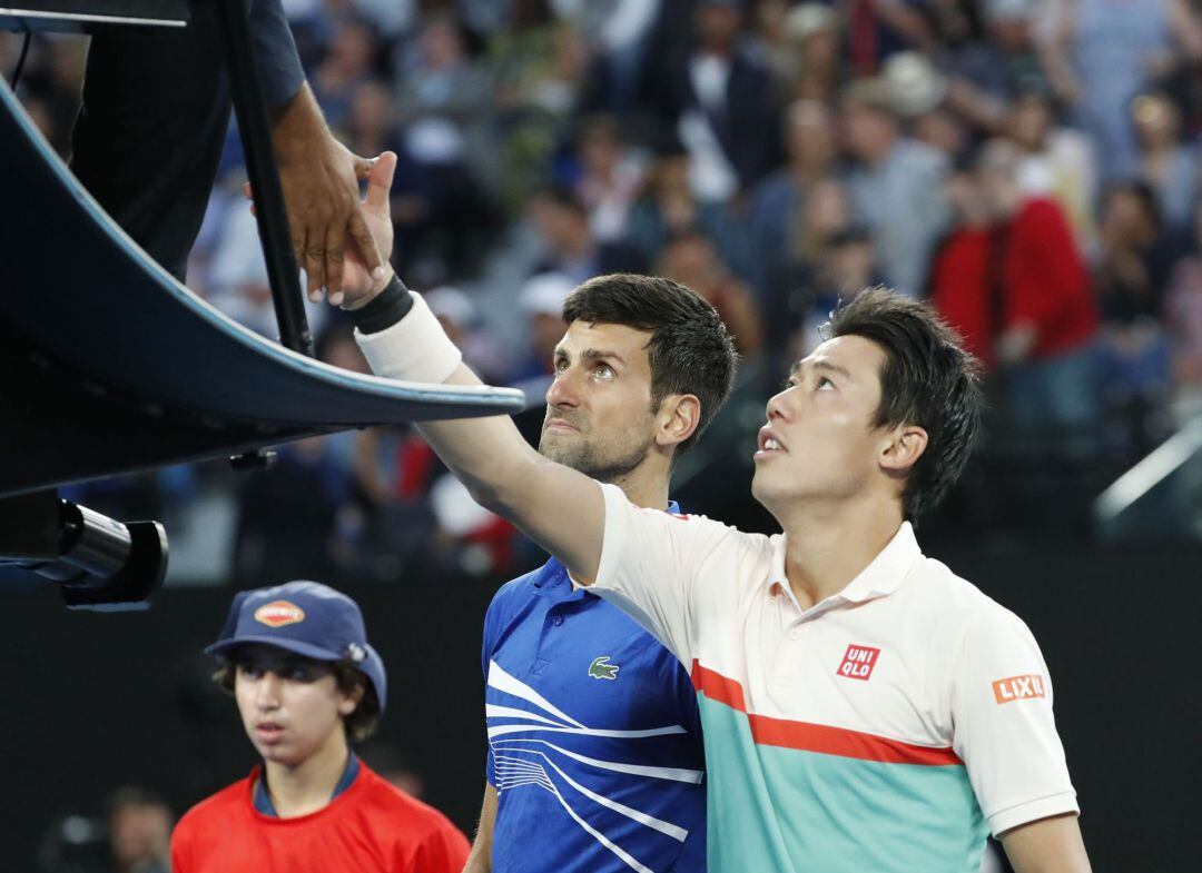 Nishikori estrecha la mano del juez de silla tras su retirada ante Djokovic.