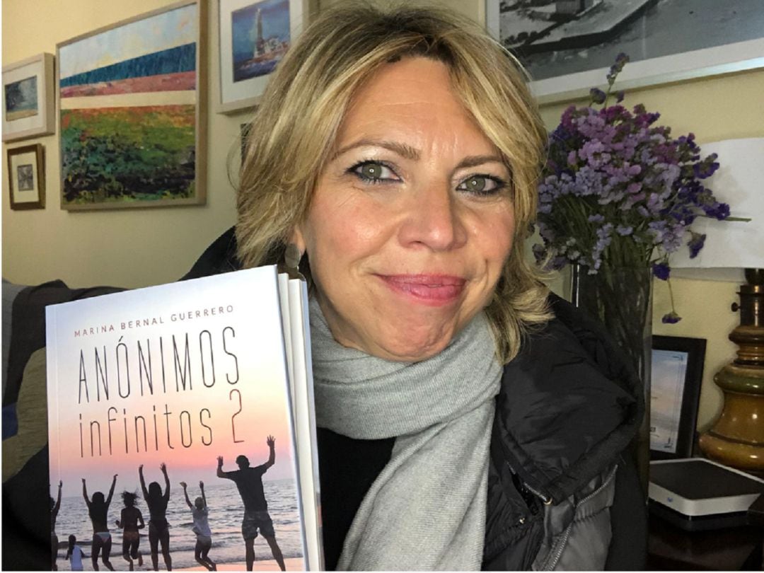 Marina Bernal con su libro &#039;Anónimos Infinitos 2&#039;