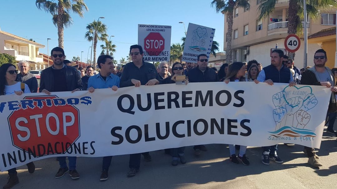 Cientos de vecinos de Los Alcázares exigen a las administraciones que tomen medidas contra las inundaciones