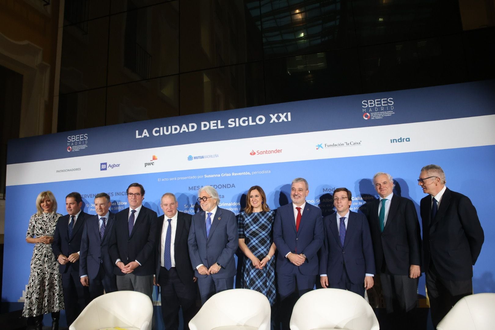 El alcalde de Madrid, José Luis Martínez-Almeida, el alcalde de Barcelona, Jaume Collboni, y la alcaldesa de Valencia, María José Catalá, participan en la mesa redonda La ciudad del siglo XXI, organizada por Sociedad Barcelonesa de Estudios Económicos y Sociales, este martes en el Palacio de Miraflores en Madrid