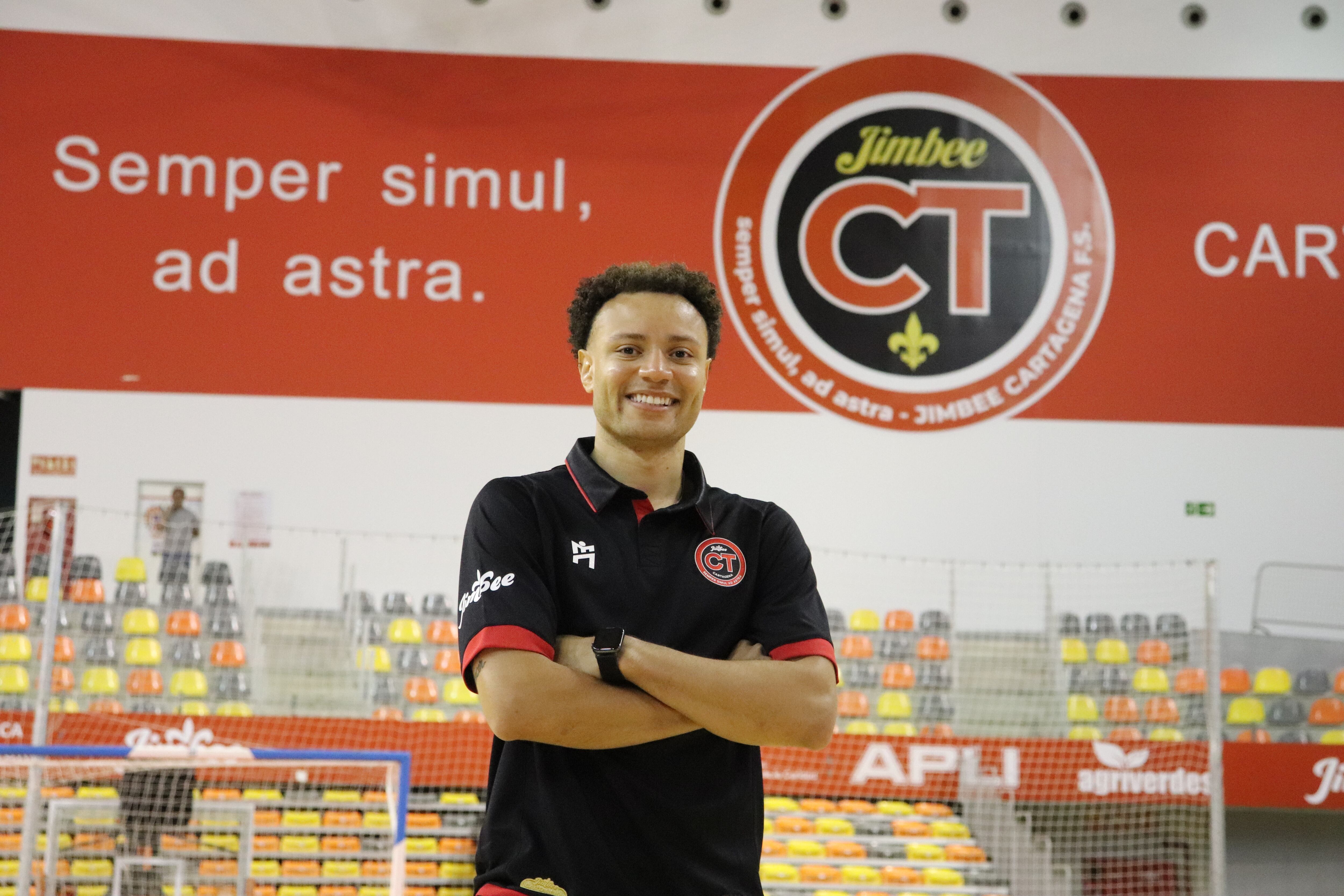 Juninho durante su presentación oficial en el Jimbee