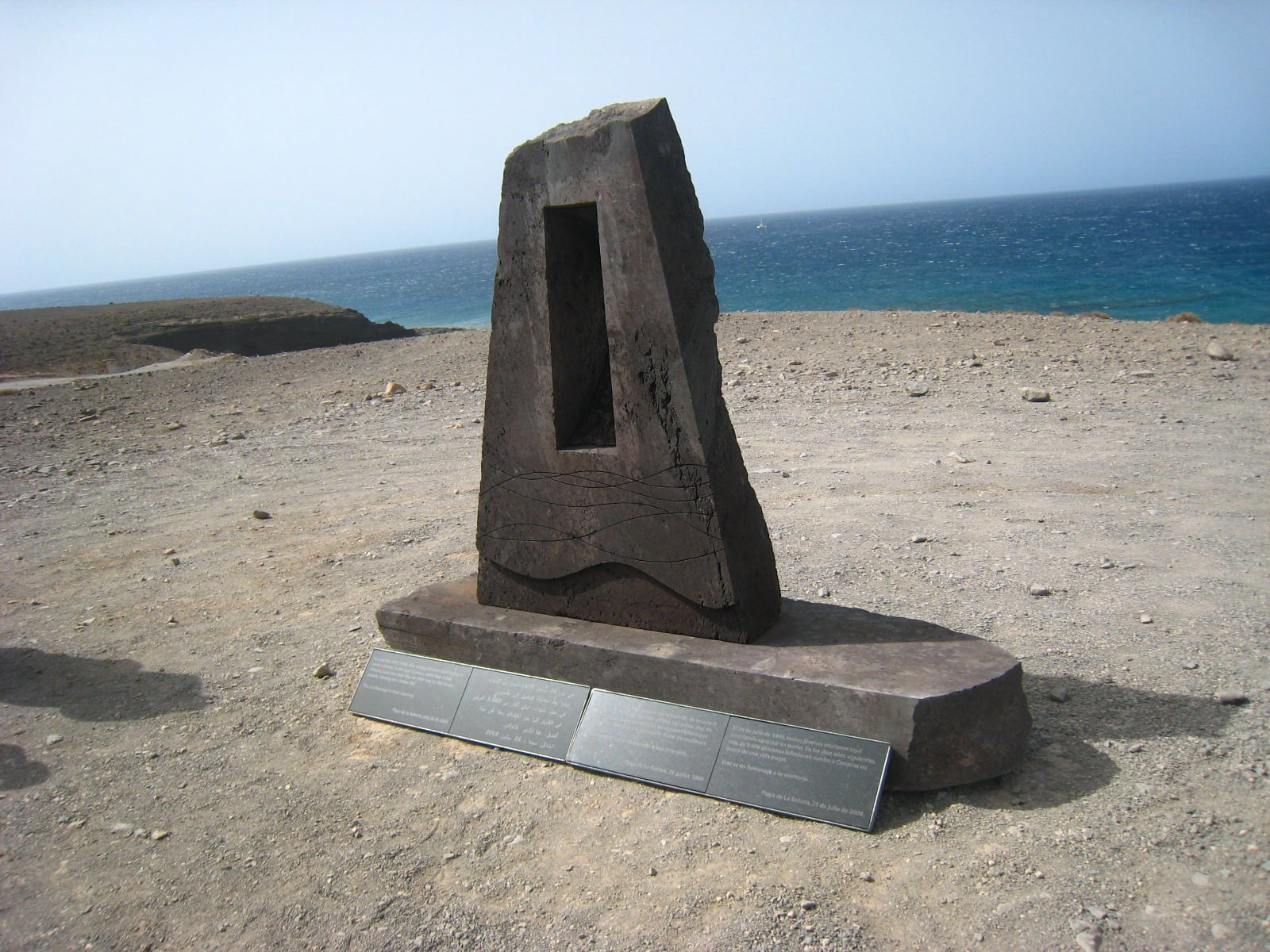 Monumento en homenaje a todos los fallecidos en este cuarto de siglo en una playa de Fuerteventura