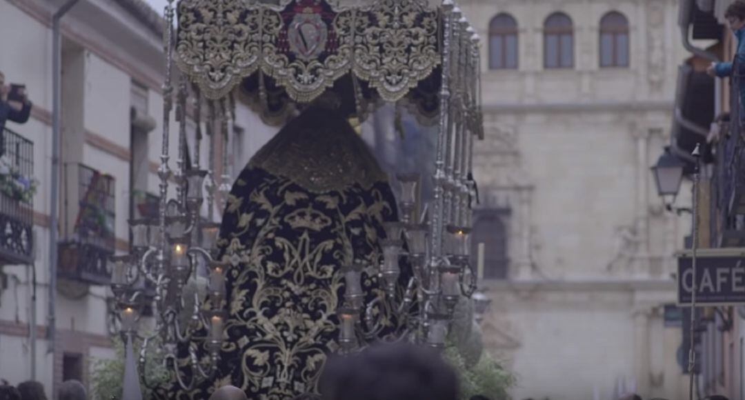 Procesión de Semana Santa en Alcalá de Henares. Captura de un vídeo del Ayuntamiento de Alcalá. 