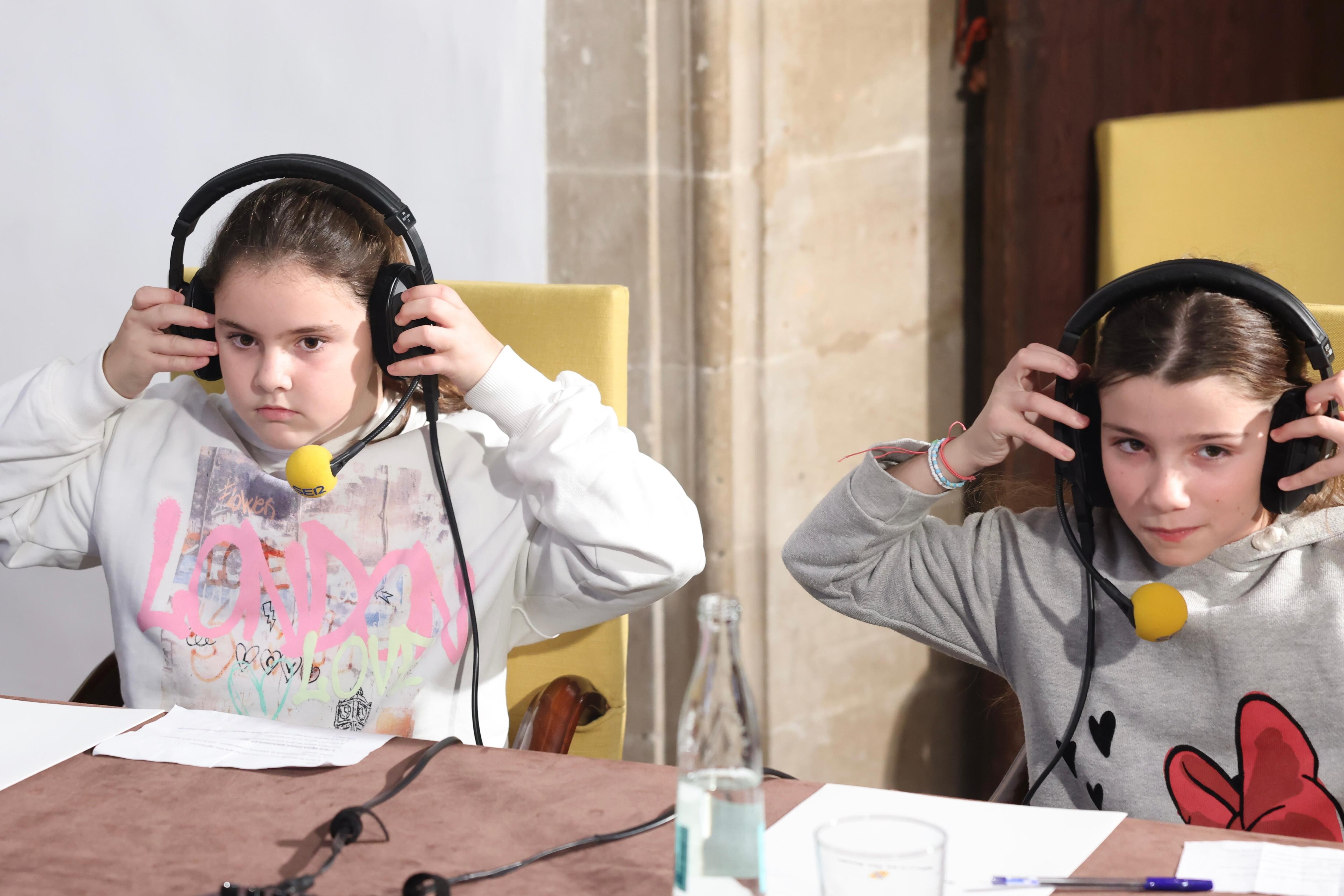 Imagen de la entrevista de siete niñas y niños de primaria a la presidenta Marga Prohens