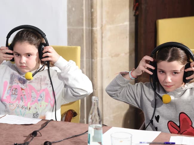 Imagen de la entrevista de siete niñas y niños de primaria a la presidenta Marga Prohens