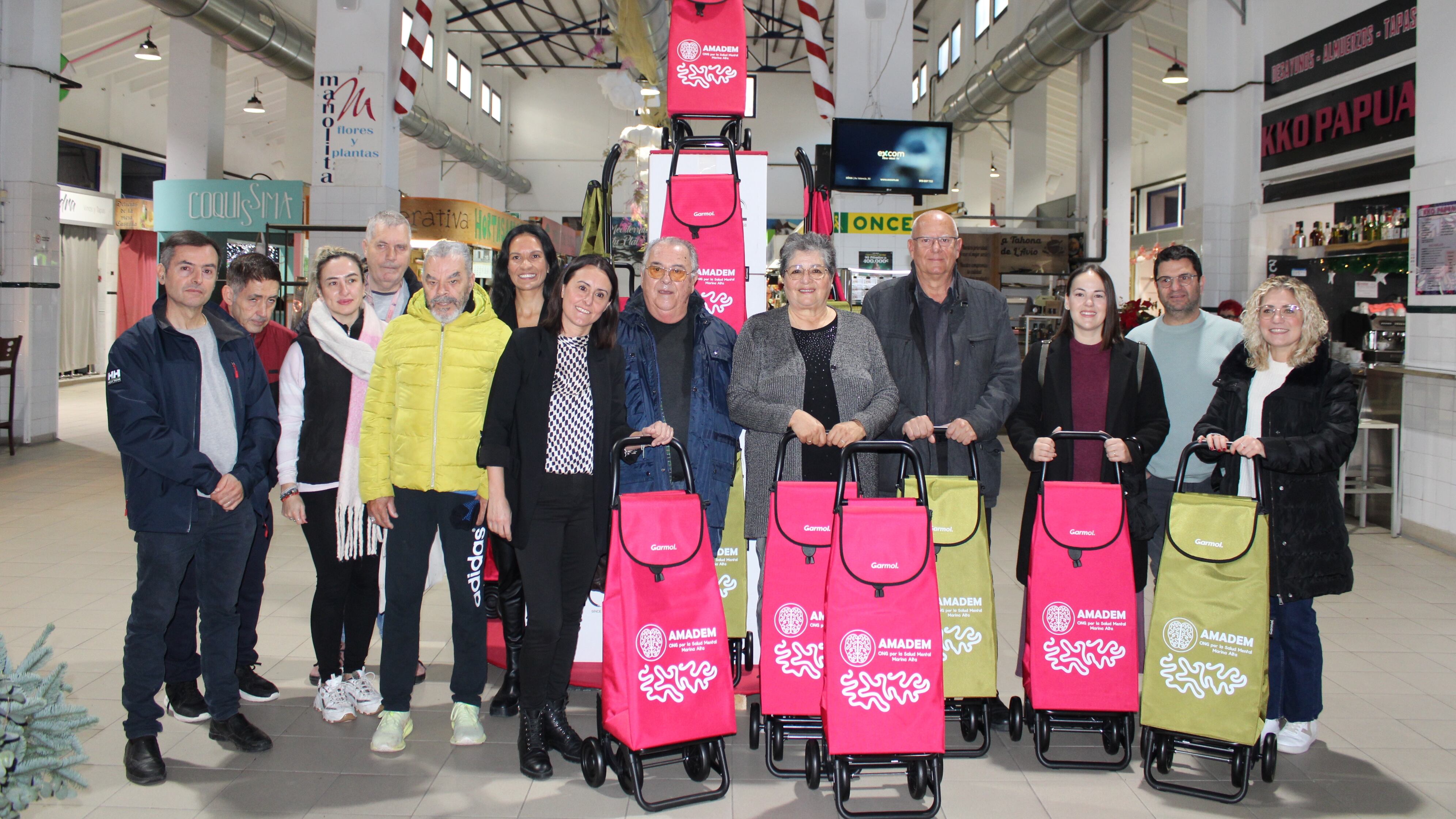 Sustituyen los adornos navideños habituales por carros de la compra dedicados a una entidad social