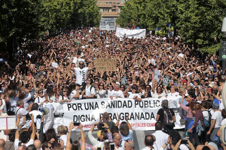 Decenas de miles de personas se han manifestado en Granada contra la fusión hospitalaria