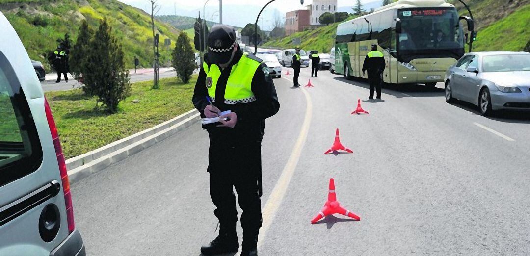 Un policía local participa en un control en la capital.