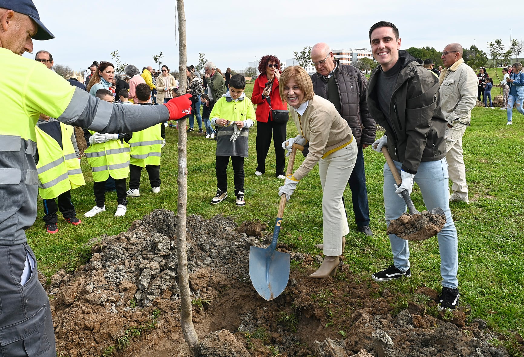 La alcaldesa de Jerez durante la plantación de árboles en la Laguna de Torrox