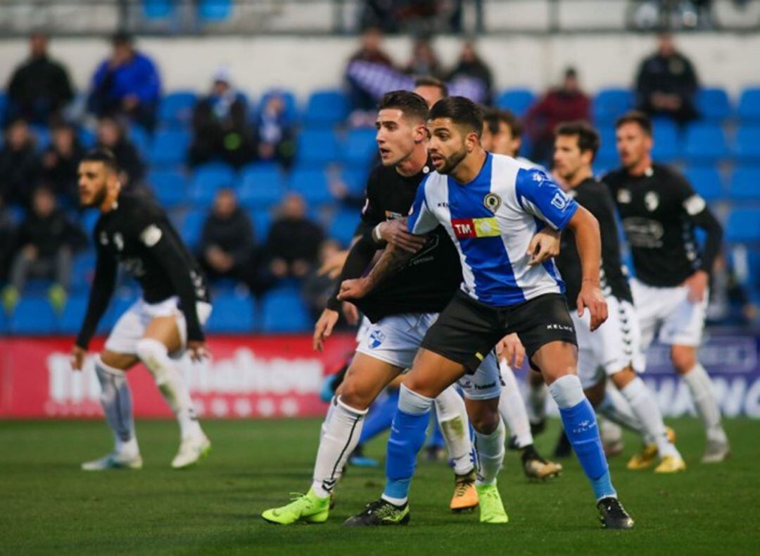 Jona, defendido por un rival