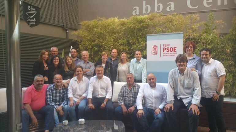 Alcaldes, portavoces y concejales de grupos municipales del PSPV-PSOE en la Marina Alta, en la jornada de trabajo organizada por el grupo Socialista de la Diputación de Alicante.