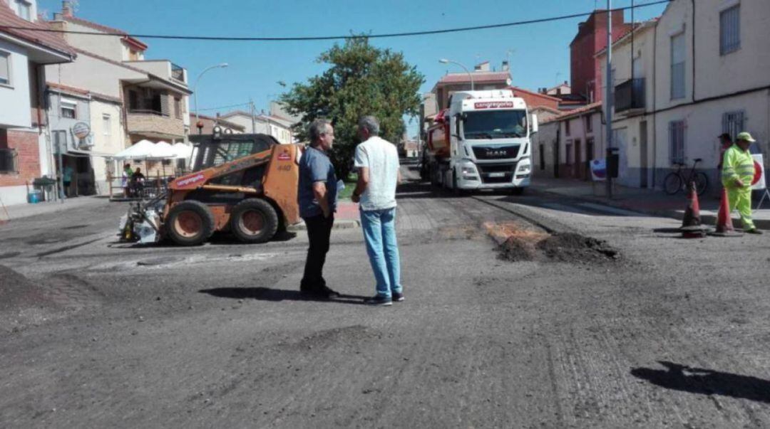 El alcalde de Zamora, Francisco Guarido, y el Concejal de Obras, Romualdo Fernandez, en el inicio de las obras de asfaltado