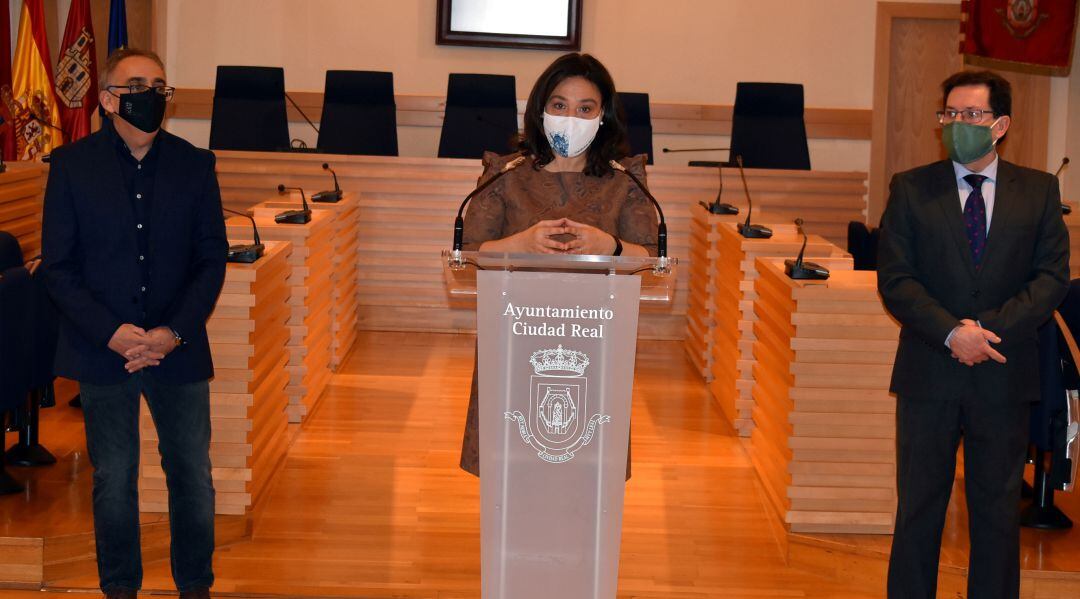 Pilar Zamora, alcaldesa de Ciudad Real, con Miguel Ángel Rivero, presidente del Colegio de Agentes Comerciales a la derecha y Pedro Maroto, concejal de Promoción Económica y presidente del IMPEFE
