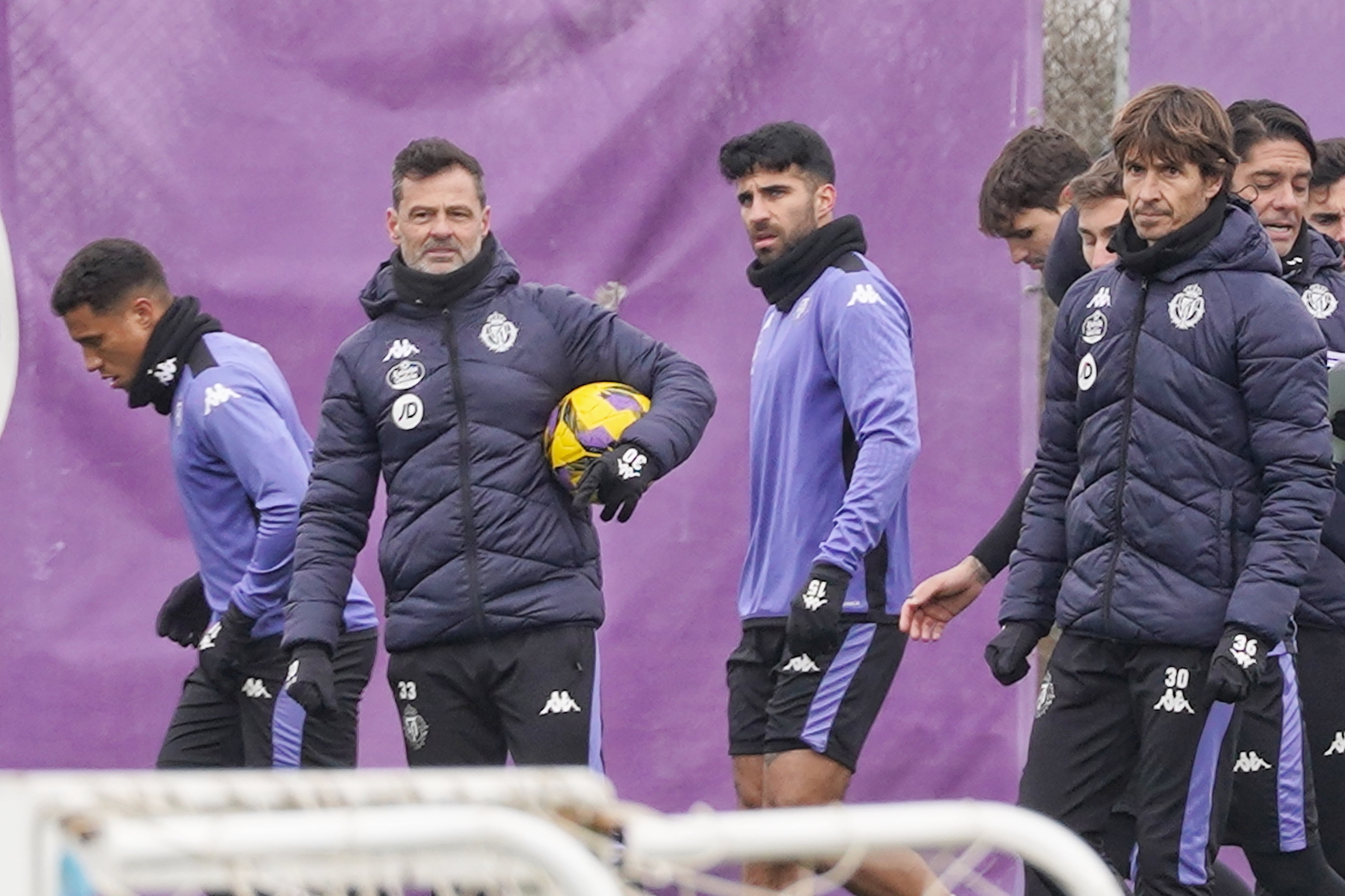 VALLADOLID, 16/12/2024.- El nuevo entrenador del Real Valladolid, el argentino Diego Cocca (2i), durante el primer entrenamiento que dirige esta mañana en los campos anexos. EFE/Nacho Gallego
