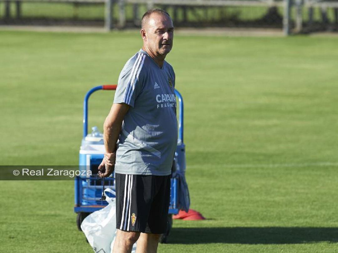 Víctor Fernández mira atentamente el entrenamiento de sus jugadores
