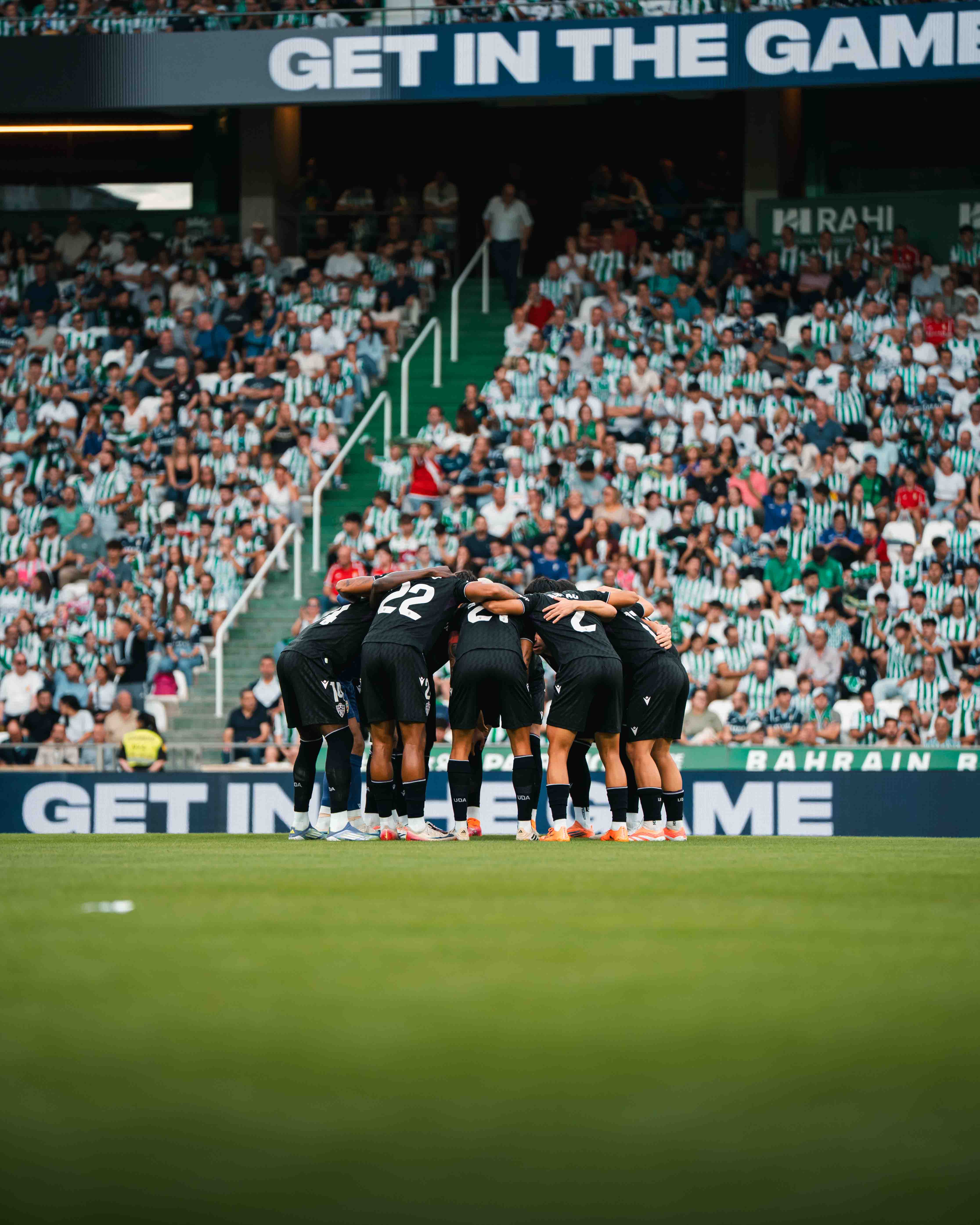 El Almería, haciendo la piña en el Nuevo Arcángel.