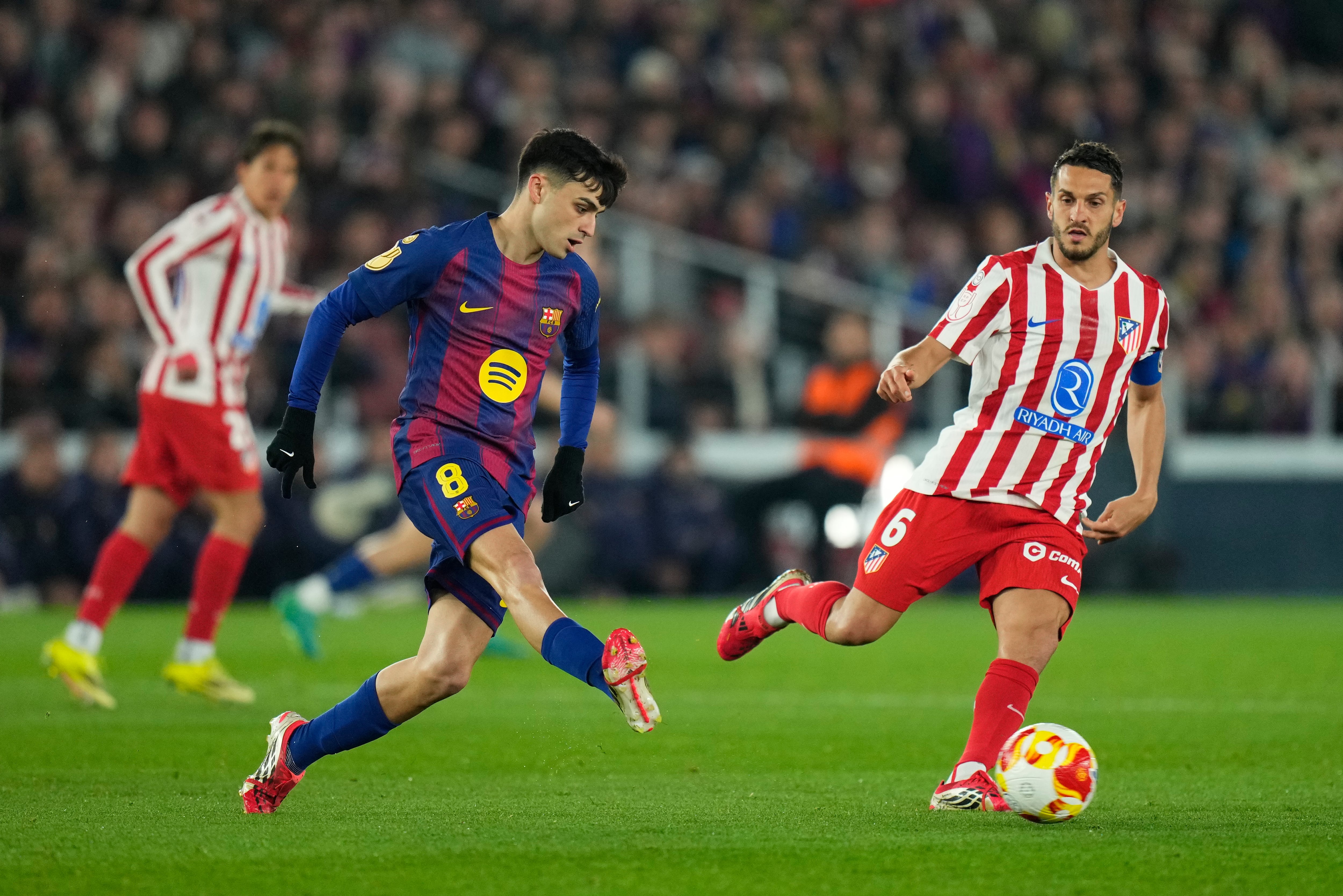 Flick paró el cambio de Pedri tras hablar con el canario: Casadó se quedó sin entrar 