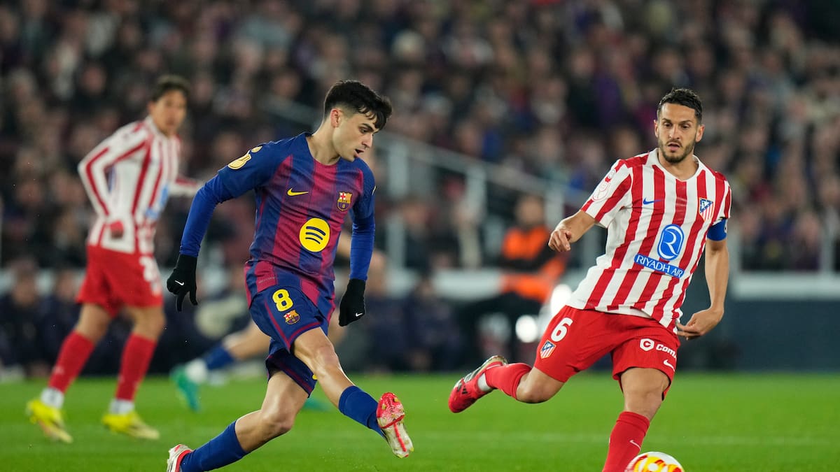 Flick paró el cambio de Pedri tras hablar con el canario: Casadó se quedó sin entrar