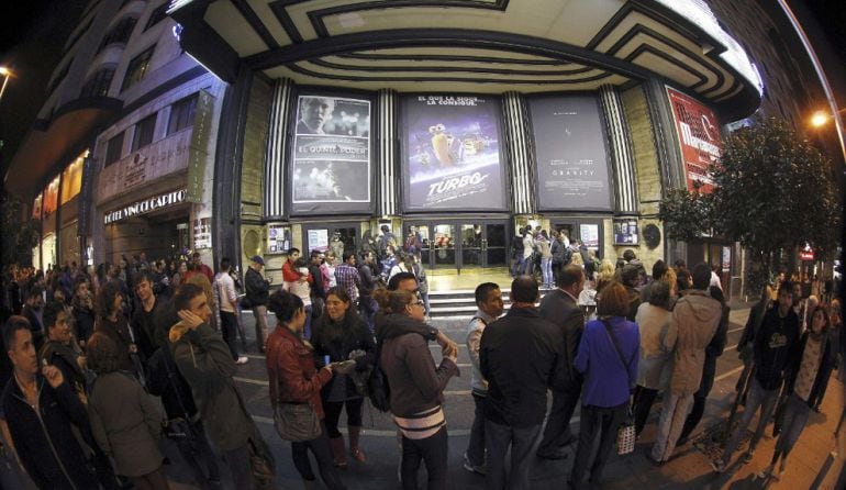 Una cola de personas formada frente a los cines Capitol, esperan su acceso a la sala.