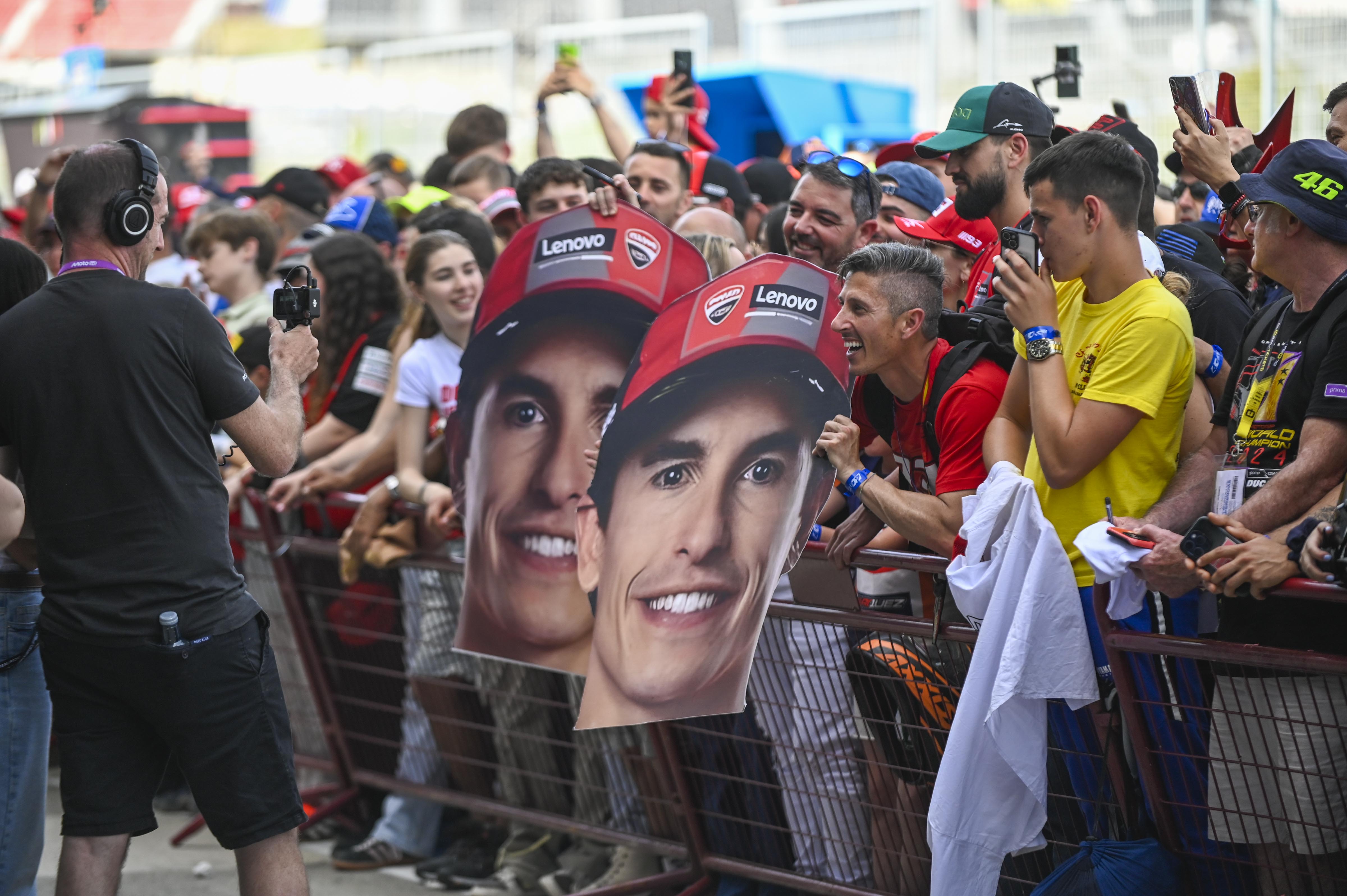 Aficionados españoles apoyando a los hermanos Márquez