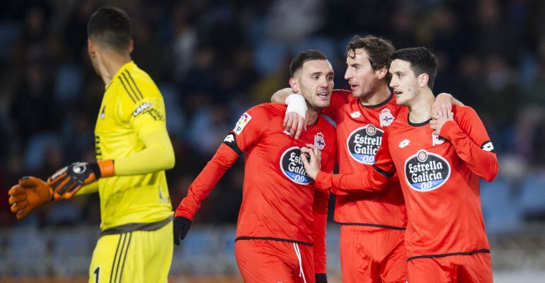 Luis Alberto Romero recibe la felicitación de Lucas y Mosquera tras marcar en Anoeta
