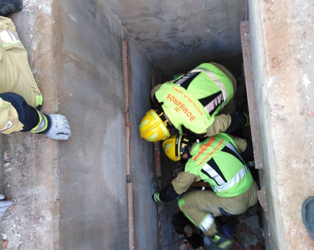 El hombre se encontaba en el interior de una fosa de casi cuatro metros de profundidad